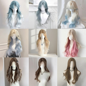 วิกผมยาวหยิกแบบติดกาวเต็มศีรษะ ยี่ห้อในประเทศ พร้อมหน้าม้าปัดข้าง ไฮไลท์ไล่เฉดสี  พร้อมลูกผมด้านหน้า  ทำจากเส้นใยทนความร้อนสูง - Product Image 1