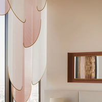 Cloisons décoratives en métal transparentes en forme d'arche avec des stores à lamelles coulissantes parallèles créant une ambiance pour les hôtels et les restaurants