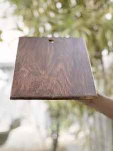 Planche à découper professionnelle en bois massif d'acacia et de bois de manguier offrant une utilisation durable et écologique - Product Image 5