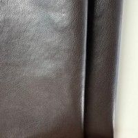 Tissu en cuir PU aqueux couleur chocolat 0,75 mm 140 cm avec support tissé, certifié GRS, pour vêtements
