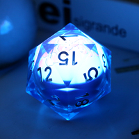 Dés à 20 faces géants en résine LED polyédrique de 55 mm à bords tranchants avec poisson bleu pour les jeux de rôle TTRPG