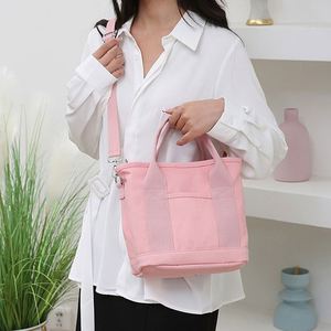 Sac fourre-tout en toile écologique personnalisé avec logo publicitaire, impression couleur sur coton, poche intégrée et motif lettres - Product Image 3