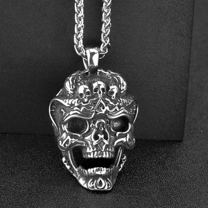 Collar con colgante de calavera para hombre de acero inoxidable, diseño hueco retro asimétrico para combinar con ropa - Product Image 2