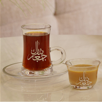 Un ensemble de six tasses à thé et tasses à café de style arabe avec texte décoratif arabe peint à la main