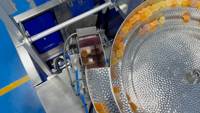 Automatische trilkom-vulmachine voor het tellen en verpakken van gummy snoepjes, soft candy en jelly candy in zakjes