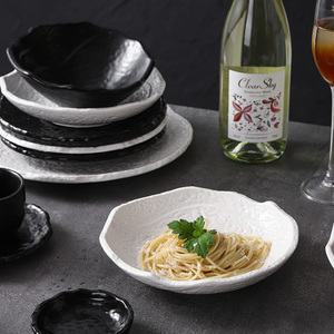 Ensemble <span class=keywords><strong>de</strong></span> vaisselle en céramique noire blanche <span class=keywords><strong>de</strong></span> qualité supérieure avec assiettes à bord ondulé bols tasses vaisselle minimaliste durable pour les repas modernes - Product Image 5