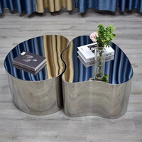 Table basse moderne de luxe léger et minimaliste avec plateau irrégulier en acier inoxydable argenté durable, table combinée pour chambre à coucher