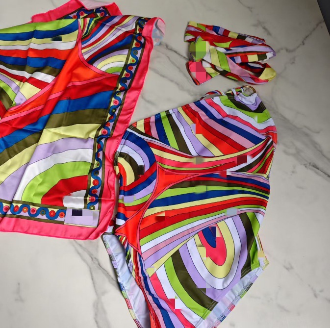 Maillot de bain une pièce coloré avec bandeau et foulard.