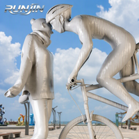 Statue de couple cycliste en acier inoxydable peint en blanc, amoureux urbains modernes avec vélo, sculpture d'art métallique, fabrication sur mesure