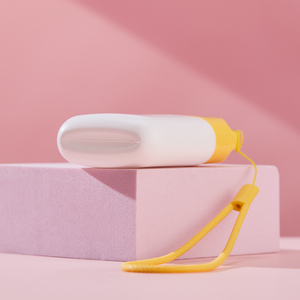 Bouteille en plastique souple personnalisée PP 30ml 50ml de forme spéciale, colorée, pour crème <span class=keywords><strong>solaire</strong></span> et crème pour les mains, avec bouchon torsadé et sangle de poignet - Product Image 2