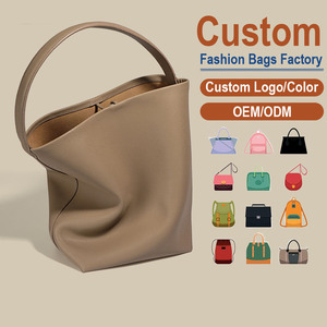 Sac à bandoulière en cuir véritable, couleur taupe chaud, texture grainée, structure souple avec tombé naturel, design minimaliste, personnalisable - Product Image 1