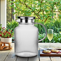 Pichet en verre nervuré avec couvercle en acier inoxydable, parfait pour l'eau, le jus, le thé glacé.