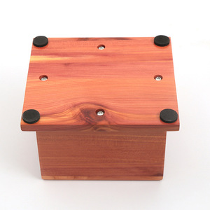 Urna Funeraria Cuadrada de Cedro Rojo para Adultos, Hecha a Mano, de Madera Sólida, para Condolencias, 13.7x12.2x8.6cm - Product Image 1