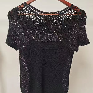 Top híbrido de ganchillo a mano floral negro OEM ODM estilo casual con posición frontal del logotipo - Product Image 1