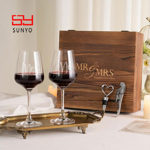 SUNYO Ensemble de 2 verres à vin Mr & <span class=keywords><strong>Mrs</strong></span> personnalisés Cadeaux de mariage Ouvre-vin Bouchon de verre à vin avec boîte en bois gravée - Product Image 1