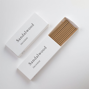 Bâtonnets d'<span class=keywords><strong>Encens</strong></span> Naturels Faits Main Personnalisés <span class=keywords><strong>Sauge</strong></span> <span class=keywords><strong>Blanche</strong></span> et Bois de Santal avec Porte-<span class=keywords><strong>Encens</strong></span> en Bois - Product Image 1