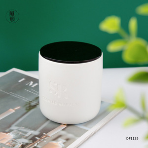 Vela Aromática en Frasco de Cerámica Esmerilada con Tapa DF1135, Hecha a Mano para Regalo - Product Image 1