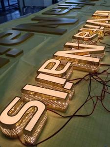 Insegna LED Personalizzata con Lettere Luminose Laterali per Casa, Matrimoni, Compleanni - Impermeabile, Multicolore, Montaggio a Parete - Product Image 4