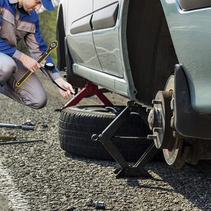 Cric à ciseaux portable et réutilisable pour garage, avec poignée longue et cliquet, pour pneus de voiture et moto, avec bouton de rotation 360° avant/arrière, pour un levage facile - Product Image 3