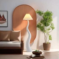 Tyson Creative Nordic Champignon Plissé Résine Debout Arc Incurvé Plancher Lumière Décorative pour La Maison
