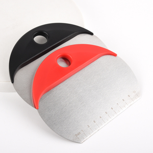 Cortador de masa multiusos de acero inoxidable con escala de medición Cortador de repostería Raspador de masa para hornear - Product Image 6