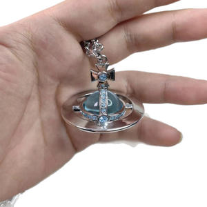 Nuevo Collar Unisex Grande/Mediano Azul Glaciar con Diseño de OVNI y Planeta, de Lujo Ligero y Moderno, con ORB de Saturno Tridimensional y Cadena Figaro - Product Image 5