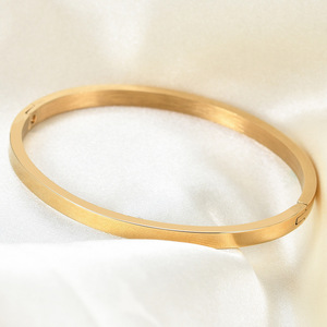 Brazalete Abierto de Acero Inoxidable de 4 mm, Tres Colores, Joyería Minimalista para Mujer, Regalo en Oro Rosa, Oro y Plata - Product Image 3