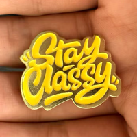 En gros, épingles en métal à motifs de dessins animés, épingles à lettres anglaises mignonnes, épingles à citations inspirantes, badges de revers 'Stay Classy', cadeaux souvenirs en stock