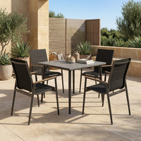 Table de repas d'extérieur moderne avec plateau WPC, structure carrée en fer, design démontable, 4 places, imperméable pour parc et jardin