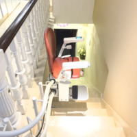 Monte-escalier électrique personnalisé à rail courbé pour un déplacement fluide, certifié CE, adapté aux structures d'escaliers complexes dans les foyers.