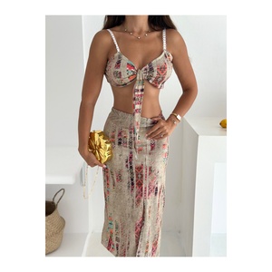 Ensemble haut court à bretelles et motif en lycra pour femme avec nœud sur le devant et jupe midi fendue - Product Image 1