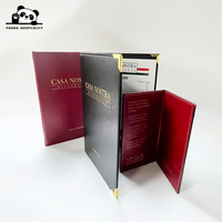 Ensemble de menus en cuir avec logo personnalisé, comprenant un porte-ordres, une liste des vins, un menu principal et des inserts intérieurs