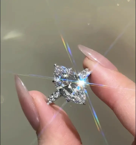 Bague de fiançailles élégante en moissanite 925 de 4,5 carats, coupe marquise, RingLuxe Travel Ring, argent sterling plaqué or - Product Image 2