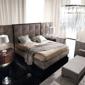 Lit King Size de luxe italien Mobilier moderne et minimaliste pour chambre à coucher Tête de lit rembourrée avec design en blocs - Product Image 3