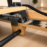 Reformer de Pilates compact, portable et pliable en bois de chêne avec pieds en bois pour la pratique à domicile, les cours en studio et la salle de sport d'hôtel