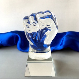 ग्वांगझोउ हॉट बिक्री पर्यावरण के अनुकूल K9 क्रिस्टल ट्रॉफी कस्टम लेजर उत्कीर्ण पॉलिश उव प्रिंटिंग फिस्ट आकार की शादी प्रचार - Product Image 3