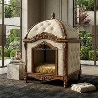 Canapé de luxe beige rembourré avec cadre en bois massif et dossier capitonné, canapé classique pour villas, hôtels et projets FF&E