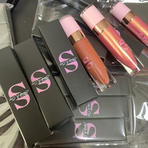 Tubes pré-remplis en gros, logo et emballage personnalisés, tube de gloss à lèvres avec un grand applicateur, gloss à lèvres en gros, emballage de gloss à lèvres brun - Product Image 2