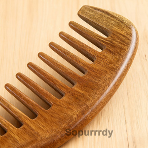 Peine de madera con logotipo personalizado, peine de madera de sándalo natural de dientes anchos, peine de madera con forma de luna, peine de masaje para el cabello liso con fragancia - Product Image 4