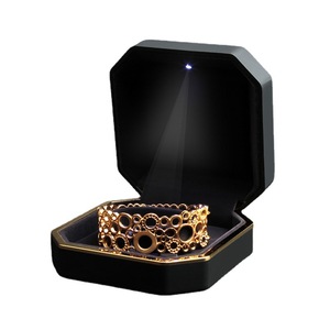 Caja de luz LED de estilo industrial al por mayor, con forma de anillo octogonal, pintura blanca, para propuesta de joyería, anillo de diamantes, pulsera de madera - Product Image 3