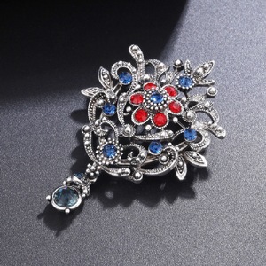 Broches de luxe personnalisées en alliage plaqué or avec pendentif fleur pour femme, accessoires polyvalents pour mariage, fiançailles, fête et cadeaux - Product Image 2