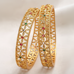 กำไลทองเหลืองถักที่ละเอียดอ่อนพร้อมลวดลายดอกไม้ตัดต่อเนื่องและตรงกลางหินหลากสีในราคาขายส่ง - Product Image 1