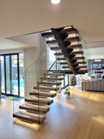Escalier flottant en U de luxe noir avec monopoteau, marches en chêne blanc et éclairage LED, balustrade en verre, norme américaine