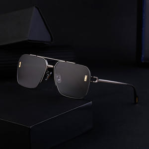 Lunettes de soleil carrées sur mesure de style européen et américain pour hommes, noires, verres PC UV400, style Instagram, vente en gros - Product Image 5