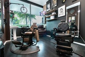 Sillón de Peluquería Hidráulico Clásico con Reposabrazos, Estilo Retro, para Salón de Belleza - Product Image 4