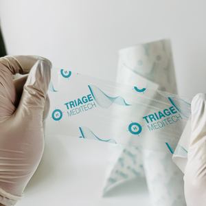 Película protectora adhesiva transparente impermeable desechable para uso médico OEM, rollo de vendaje con LOGO personalizado, película de PU para apósitos, tamaño personalizable - Product Image 1