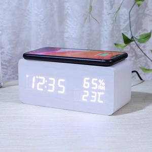 <span class=keywords><strong>Horloge</strong></span> à LED de style moderne avec chargement sans fil Design artistique à la mode pour un usage domestique Affichages d'aiguilles <span class=keywords><strong>en</strong></span> plastique à <span class=keywords><strong>mouvement</strong></span> de quartz - Product Image 4