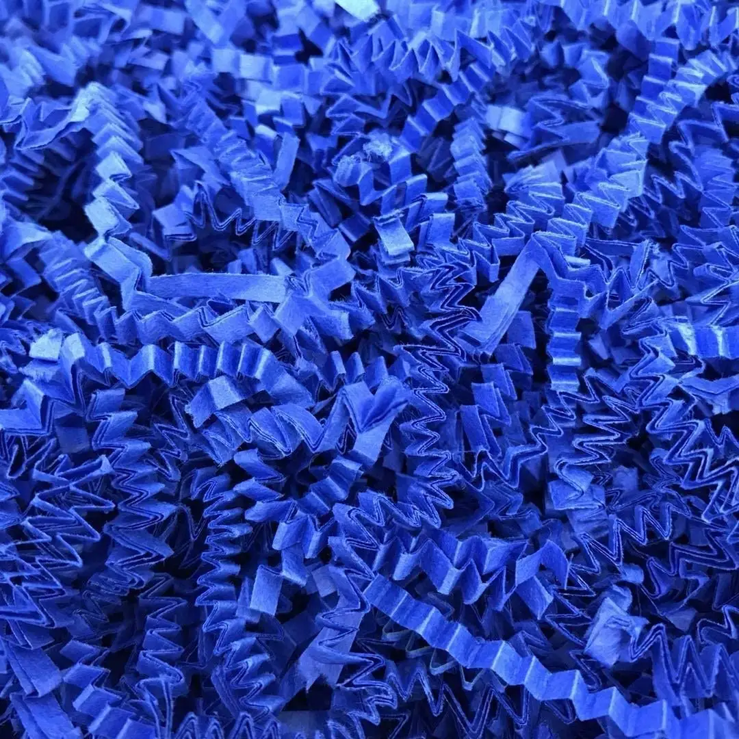 Fournitures de fête de couleur personnalisée emballage bleu foncé en vrac artisanat froissé remplissage de cadeaux papier raphia papier déchiqueté pour boîte-cadeau
