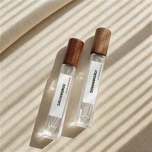 Bouteilles de <span class=keywords><strong>parfum</strong></span> en verre carrées rechargeables de 15ml à fond épais avec bouchons en bois haut de gamme avec boîte de pulvérisation à pompe emballée - Product Image 6
