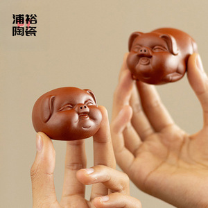 ของตกแต่งรูปหมูจิ๋ว Pu Yu Zisha สำหรับวางบนถาดชา ทำด้วยมือ สไตล์จีน ตกแต่งถาดชาอย่างนุ่มนวล - Product Image 1